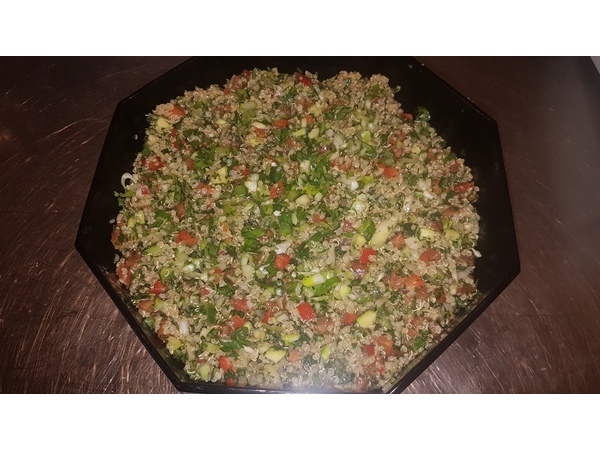 Salade de quinoa, persil et légumes frais