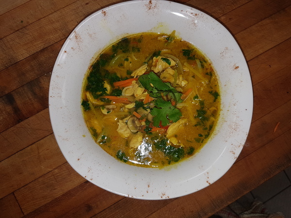 Soupe thaï aux légumes et poulet 